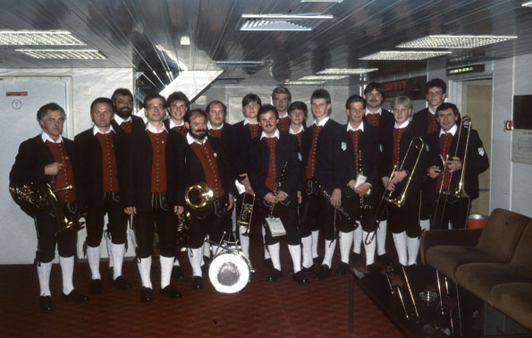 Die Musikerinnen und Musiker 1986 auf Kreuzfahrt. Dirigent: Karl-Ludwig Weiner